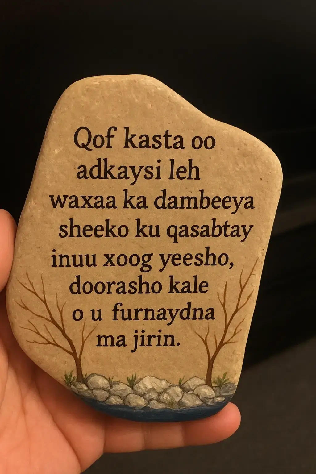 Qof kasta oo maanta u muuqda mid xooggan, dhab ahaantii waxa ka dambeeya sheeko uu qasab ugu noqday inuu ku adkaysto. Xoog ma imaanayo si fudud, balse waxa uu ka dhashaa waayo-aragnimo adag, caqabado, iyo xaalado aan lahayn doorasho kale. Marka noloshu qof ku cadaadiso, waxaa jira laba jid oo keliya: in la jabto ama in la adkeysto. Qofka adkaysiga yeesha waxa ku qasbay sheeko uu ka dhaxlay xanuun, tabar-darro iyo halgan. Sheekadaas ayaa ka dhigtay mid xoog yeesha, inkastoo aanu rabin ama qorsheysan. Adkaysigu waa hadiyadda ugu weyn ee ka dhalata waqti adag. Waa awoodda qofka ka dhigta mid aan sahal ku jabin. Sidaas darteed, qof kasta oo xooggan marka aad aragto, xusuusnow in uu jiro waayo-aragnimo qasab uga dhigtay inuu noqdo sida uu yahay.