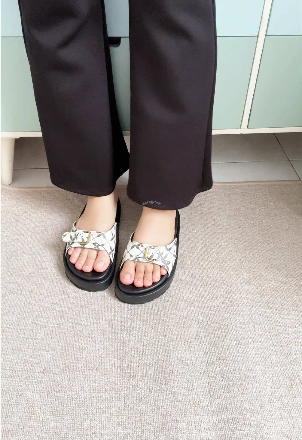 Sandalnya enteng, cakepp, ada sampe bigsize, suka bgtt 🫶🏻🫶🏻 #sandalwanita #sandalmurah #sandalplatform #sandalbigsize 