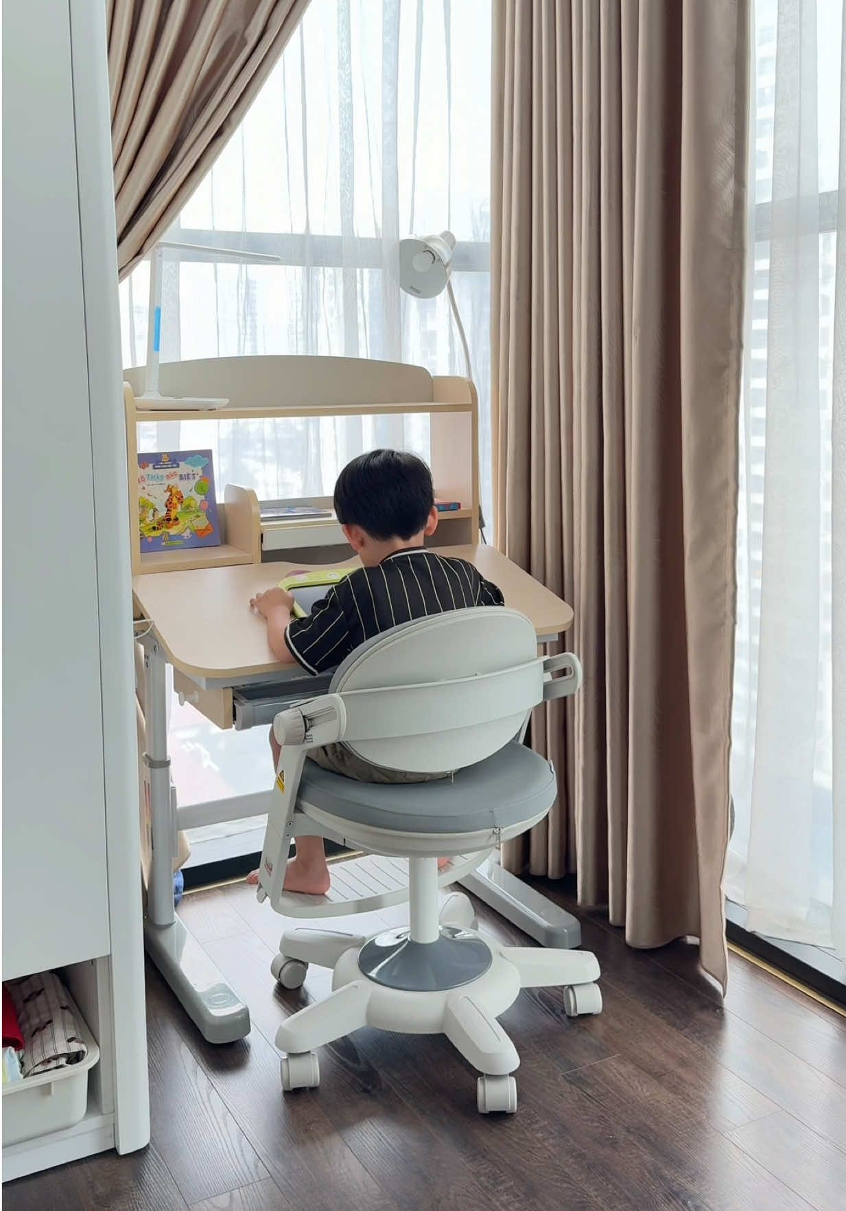 Mẹ từng dành rất nhiều thời gian để hoài niệm về những ngày con còn bé bỏng. Nhưng bây giờ, hơn cả nỗi nhớ, là lòng biết ơn vì con đã lớn lên thật tốt, đúng như những gì bố mẹ từng mong ước và tưởng tượng. Bố mẹ mong chờ được nhìn thấy hành trình phía trước của con - nơi hình ảnh của con trong tương lai chắc chắn còn rực rỡ và tốt đẹp hơn nữa ✨ #emsaudep 