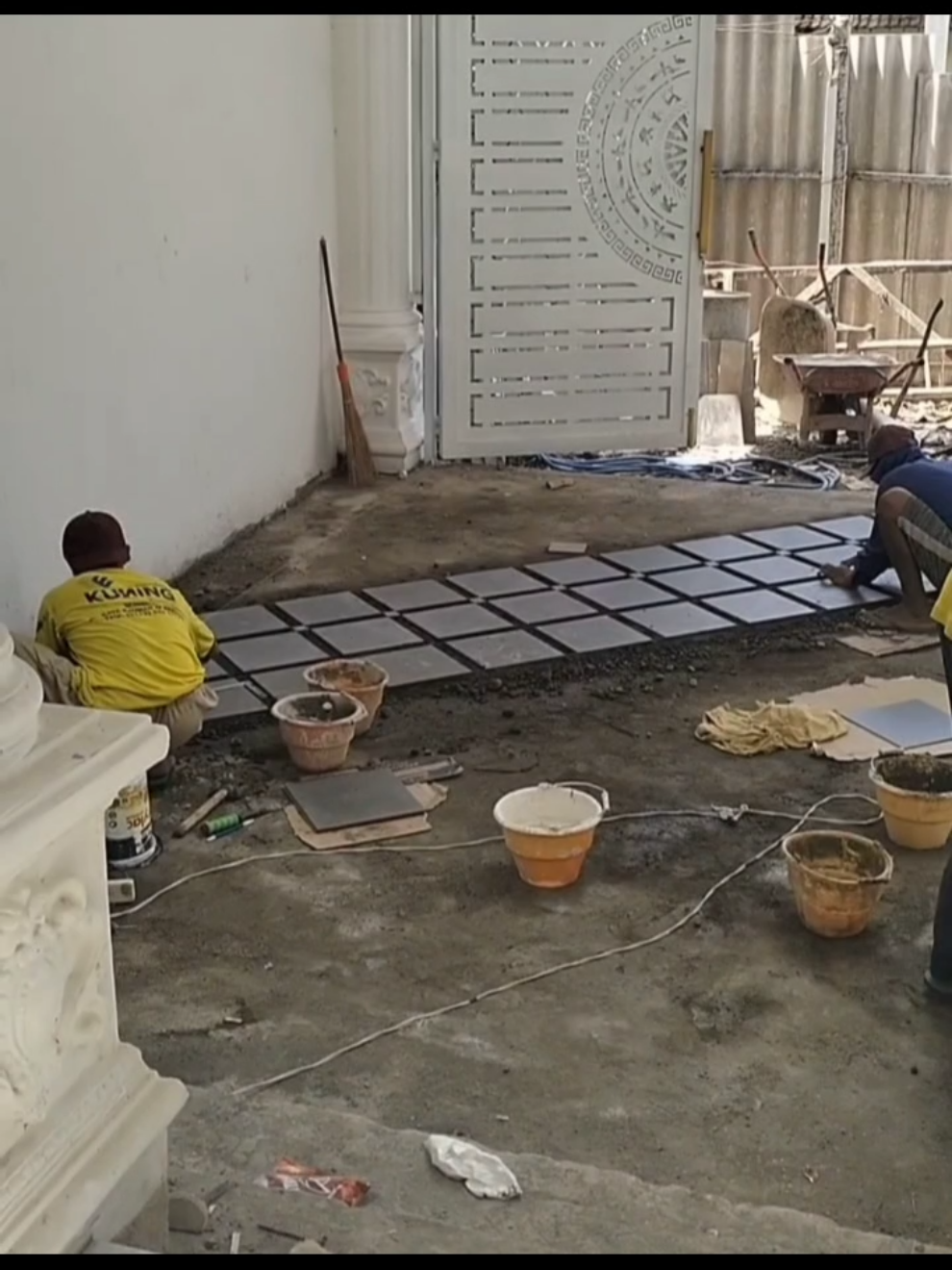 Wujudkan rumah impian Anda bersama kami! Melayani: ✅ Pembangunan rumah baru ✅ Renovasi rumah ✅ Desain denah 2D & 3D Dari konsep hingga jadi, kami siap membantu dengan tenaga profesional dan hasil yang berkualitas. #jasabangunrumah #jasarenovasi #tukangborongan #jasabangunrumahmalang
