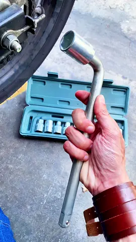 10pcs set socket wrench yang wajib ada untuk setiap kereta & motor. Harga murah jer, mampu milik. Check beg kuning 😁 #10pcs #10pcssocketwrenchset #socket #socketset #wrench     