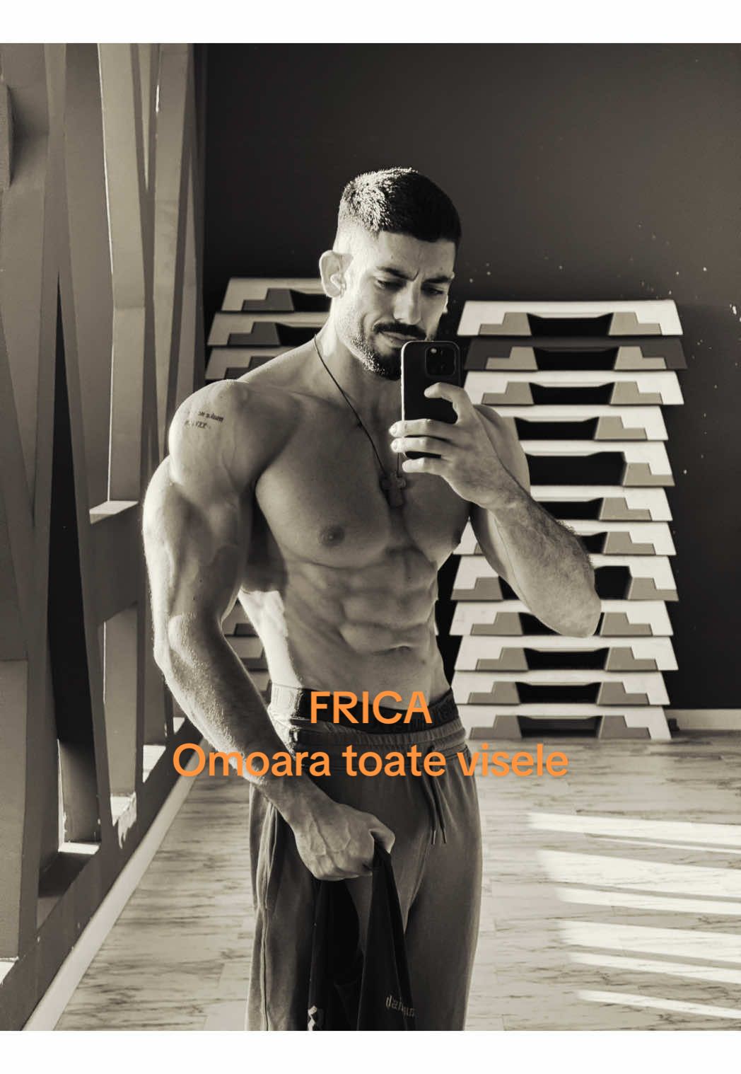 Mi-a fost frică atunci când am postat primul video. Mi-a fost frică pentru că ieșeam din zona mea de confort. Mi-a fost frică atunci când am simțit că lumea mă judecă. Dar cel mai tare mi-a fost frică să mă uit în urmă și să trăiesc cu regret. Regretul de „ce-ar fi fost dacă aș fi încercat?” Și atunci am zis: oricum îmi va fi frică, oricum o să mă lovesc de greșeli și de rușine… dar mai bine să trăiesc cu încercări, decât cu frica de a nu fi făcut nimic. Pentru că frica trece, dar regretul rămâne