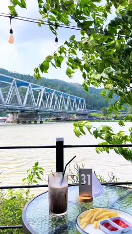 makin kesini makin paham yang dicari itu bukan kesenangan tapi ketenangan✨ #sungaiserayu #keretaapi #purwokerto #explorebanyumas #fyp