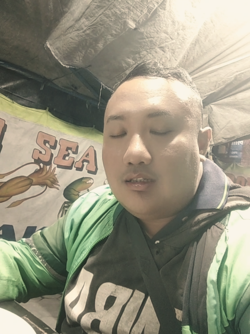 POV:Makan ayam Goreng di warung sederhana 🙏☺️  setelah sekian lama akhirnya bisa makan ayam Goreng, trimakasih Tuhan 🙏☺️ saya sangat bersyukur karena saya jarang sekali makan enak, hanya makan tahu sama tempe 😔 trimakasih salam pejuang Rupiah 💪😉 #ceritaojol #pejuangrupiah #gojek #fypシ゚viral #semangatberjuang 