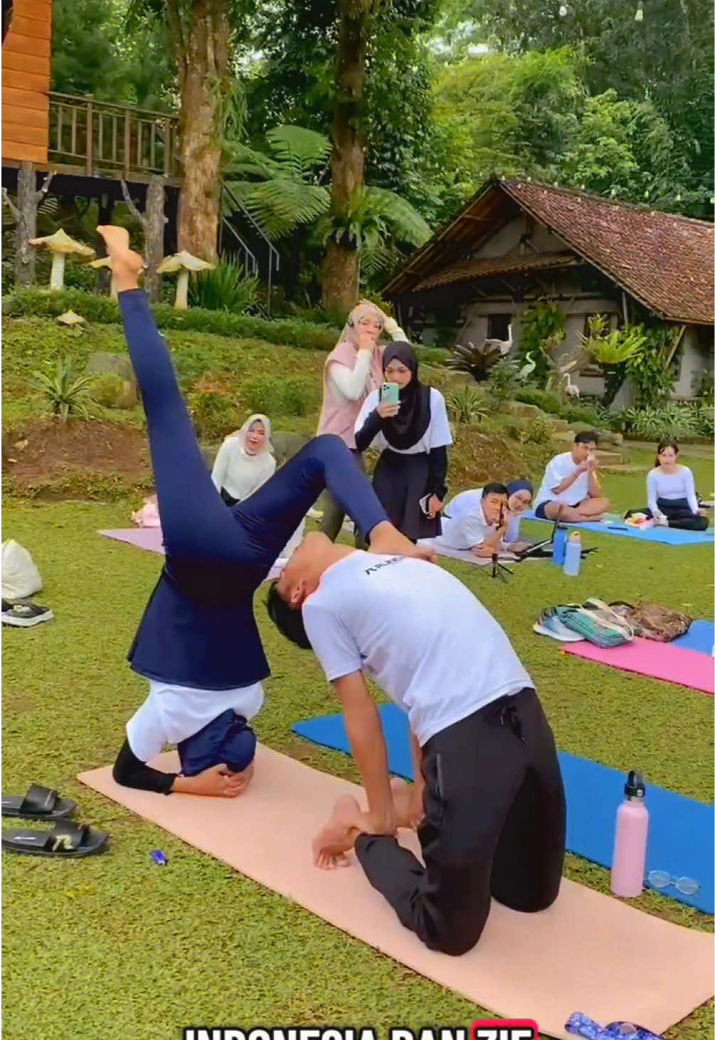 ✨ Morning Vibes, Find your pose, Find your Partner! ✨ Serunya morning yoga couple bareng @Runoz.indonesia x @zie_yogatasik21 bikin bonding sama pasangan makin solid! 💪💛 Semua peserta tampil kece maksimal pakai celana olahraga dari  #runozindonesia — nyaman & stylish banget! 😍 Mau couple goals juga? Yuk samaan! Klik keranjang kuning sekarang 🛒💥 #yogacouple #leggingrok  #celanaolahraga #morningyoga    