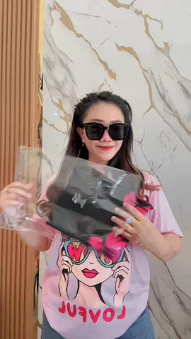 Rekomendasi kaos oversize bahan katun cocok di pakai sehari2 Asli bagus baget suka warna hitamnya#kaosoversizewanita #fyppppppppppppppppppppppp 