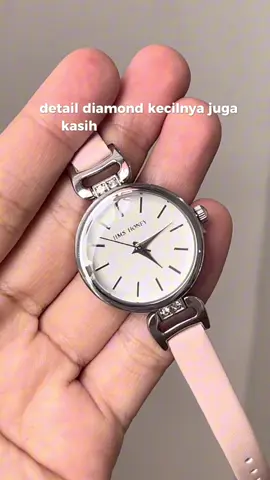 Langsung klepek-klepek! 🥹🌸Strap ramping, diamond kecil yang mewah tapi elegan, dan soft pinknya gampang banget match outfit netral. Udah punya JHW 23 ini juga belum, JH Ladies? Shop: jimshoney.officialstore Lazada: Jims Honey Officialstore TikTok: jimshoney.official Offline: Jims Honey Store Tanjung Duren, Jakarta Barat #jamtangan #jamtanganmurah #jamtanganwanita #JimsHoney #jamtanganjimshoney #jamtanganoriginal #jamtanganviral #jamtanganmewah #jamtanganantiair #jamtanganaffordable #fyp #jamtangankeren #jamtanganelegan