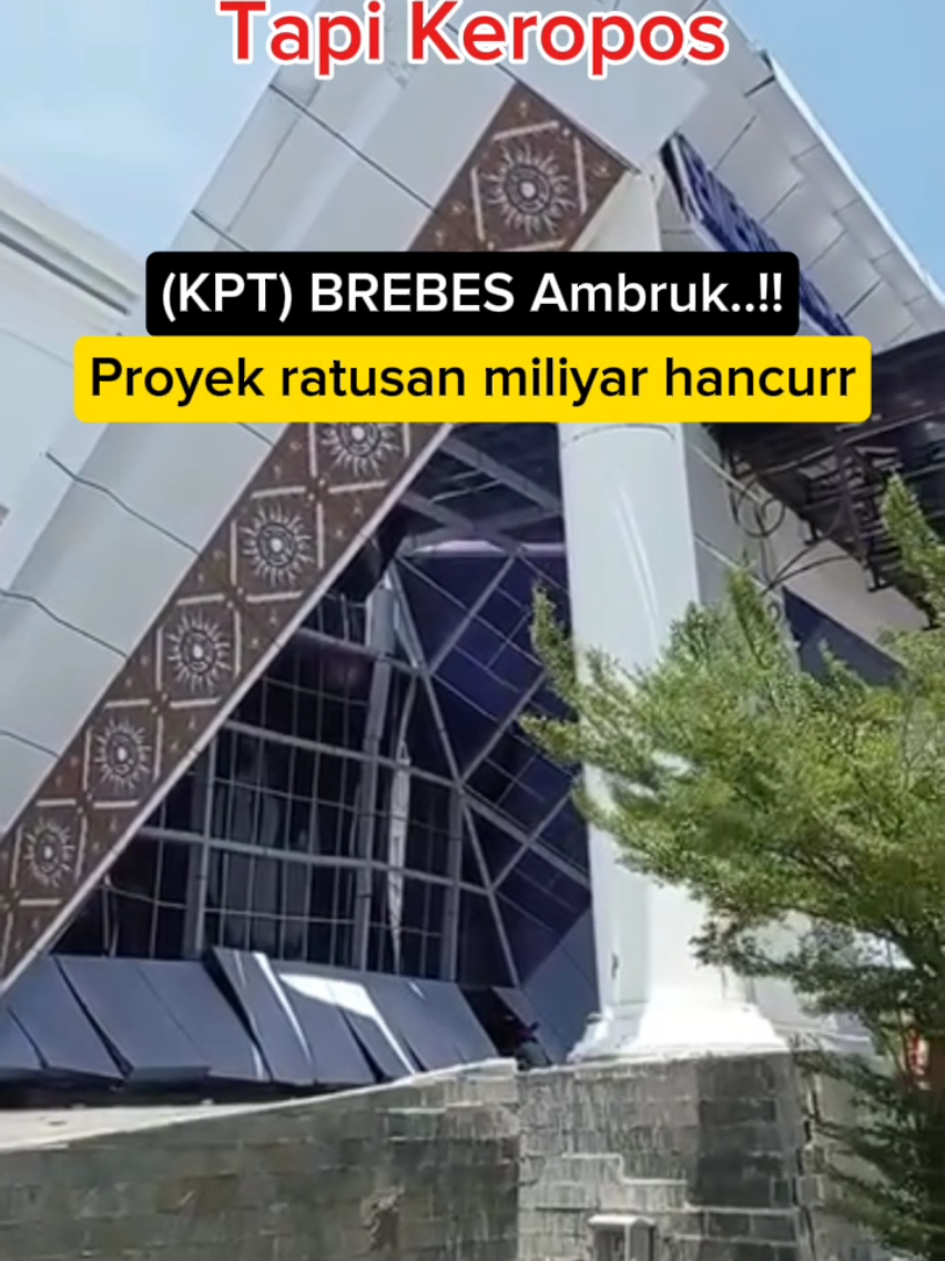 Pembangunan Kantor Pelayanan Terpadu (KPT) Brebes, yang kini menjadi Kantor Bupati, dimulai dengan proyek mangkrak tahun 2008 dan dilanjutkan dengan lelang pada 2021 senilai sekitar Rp 110 miliar, dibangun di atas lahan 3 hektar. Konstruksi multiyears ini bertujuan menjadi pusat layanan dengan 6 lantai untuk berbagai instansi daerah, dan diresmikan pada 7 Juli 2022, meski ada sedikit keterlambatan dari target awal.  Latar Belakang Pembangunan Proyek Mangkrak:  Proyek pembangunan KPT Brebes sebenarnya sudah dimulai pada tahun 2008, namun sempat terbengkalai selama bertahun-tahun sebelum dilanjutkan kembali.  Lokasi:  Gedung baru dibangun di lokasi bekas gedung KPT yang lama di Desa Pagejugan, Kecamatan Brebes, di atas tanah milik Pemkab Brebes seluas 5,7 hektar, meskipun luas total bangunan yang dibangun sekitar 3 hektar.  Tahapan Pembangunan Anggaran:  Total anggaran pembangunan KPT Brebes mencapai sekitar Rp 110 miliar, menggunakan dana APBD Kabupaten Brebes.  Pelaksanaan Multy-Years:  Proyek ini dilaksanakan secara multiyears, dengan waktu pelaksanaan dari 20 Agustus 2021 hingga 24 Agustus 2022 (370 hari kalender).  Pengendalian Mutu:  Pelaksana pembangunan fokus pada pengendalian mutu, mulai dari pengujian material yang datang hingga pengontrolan kualitas pekerjaan di setiap tahapan.  Karakteristik Bangunan  Fungsi:  KPT Brebes dirancang sebagai pusat pelayanan terpadu dengan 6 lantai, menampung berbagai instansi seperti Kantor Bupati, Wakil Bupati, Sekretaris Daerah (Sekda), dan Badan Pengelola Keuangan dan Aset Daerah (BPKAD). Luas Bangunan:  Luas total bangunan dari lantai 1 hingga lantai 6 adalah sekitar 9.852 meter persegi. Peresmian dan Fungsi Saat Ini Peresmian:  Pembangunan KPT Brebes selesai dan diresmikan dengan peresmian gedung dan serah terima (boyongan) pada 7 Juli 2022.