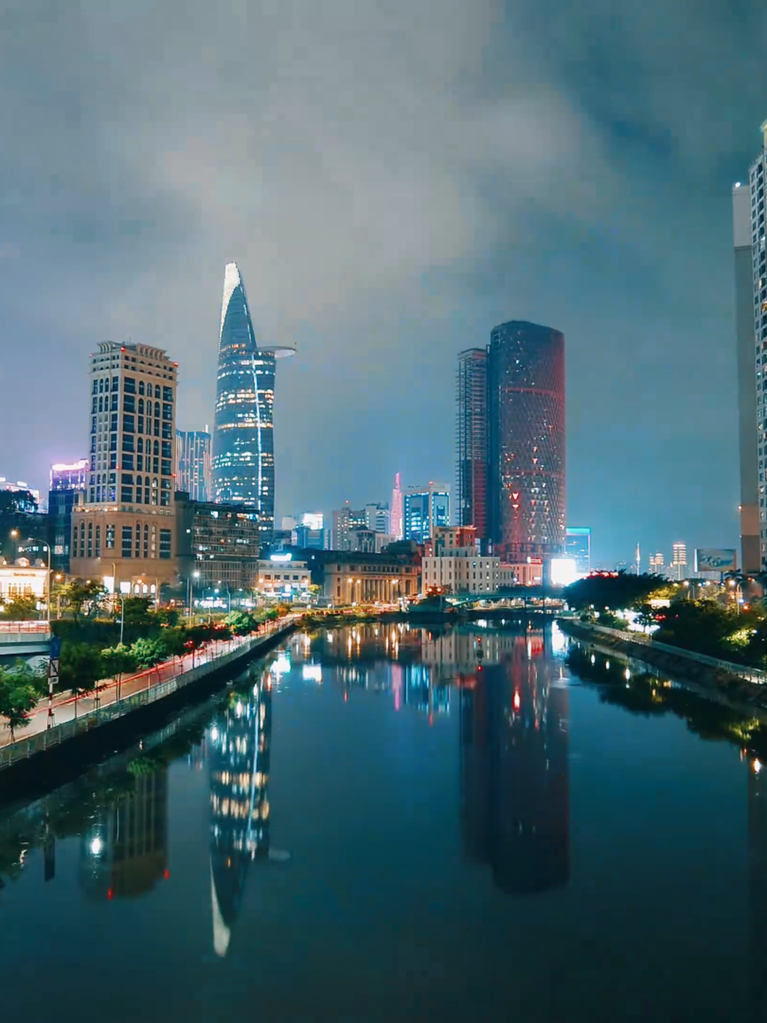 Nhịp sống Sài Gòn - Timelapse. Hãy cảm nhận cảnh sắc Sài Gòn về đêm qua ống kính máy ảnh của mình nhé. #SaiGon #Saigonbynight #timelapse #xuhuong #videography #photoshoot #ideatimes #hochiminh #somewhereinsaigon #PhiPhung
