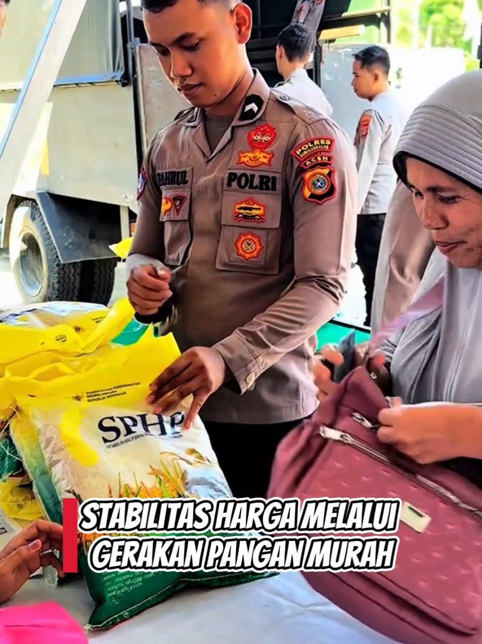 Stabilitas Harga Melalui Gerakan Pangan Murah Melalui Gerakan Pangan Murah, Polri turut berperan aktif dalam menjaga stabilitas harga bahan pokok. Program ini digulirkan dari tingkat Mabes Polri hingga Polsek di seluruh Indonesia. Gerakan ini bukan sekadar acara seremonial, melainkan aksi nyata untuk memastikan bahan pokok tetap tersedia dengan harga yang terjangkau bagi masyarakat, terutama di tengah fluktuasi harga pasar. #kitaindonesia #polri #ekonomi #reformasi #fyp 