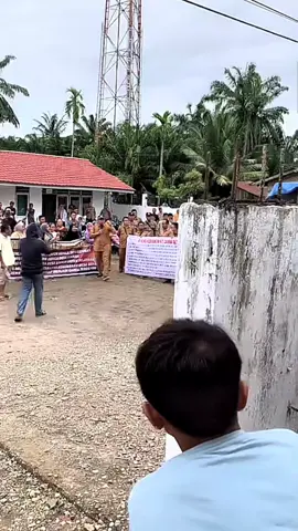 Demo Hari ini menuntut salah satunya Data Kemajuan daerah setempat.. Demo berlangsung Di Kantor Kepala Desa Senah, Kec. Pangkatan Kab. Labuhan Batu 22, September 2025. #demo  #fyppppppppppppppppppppppp 