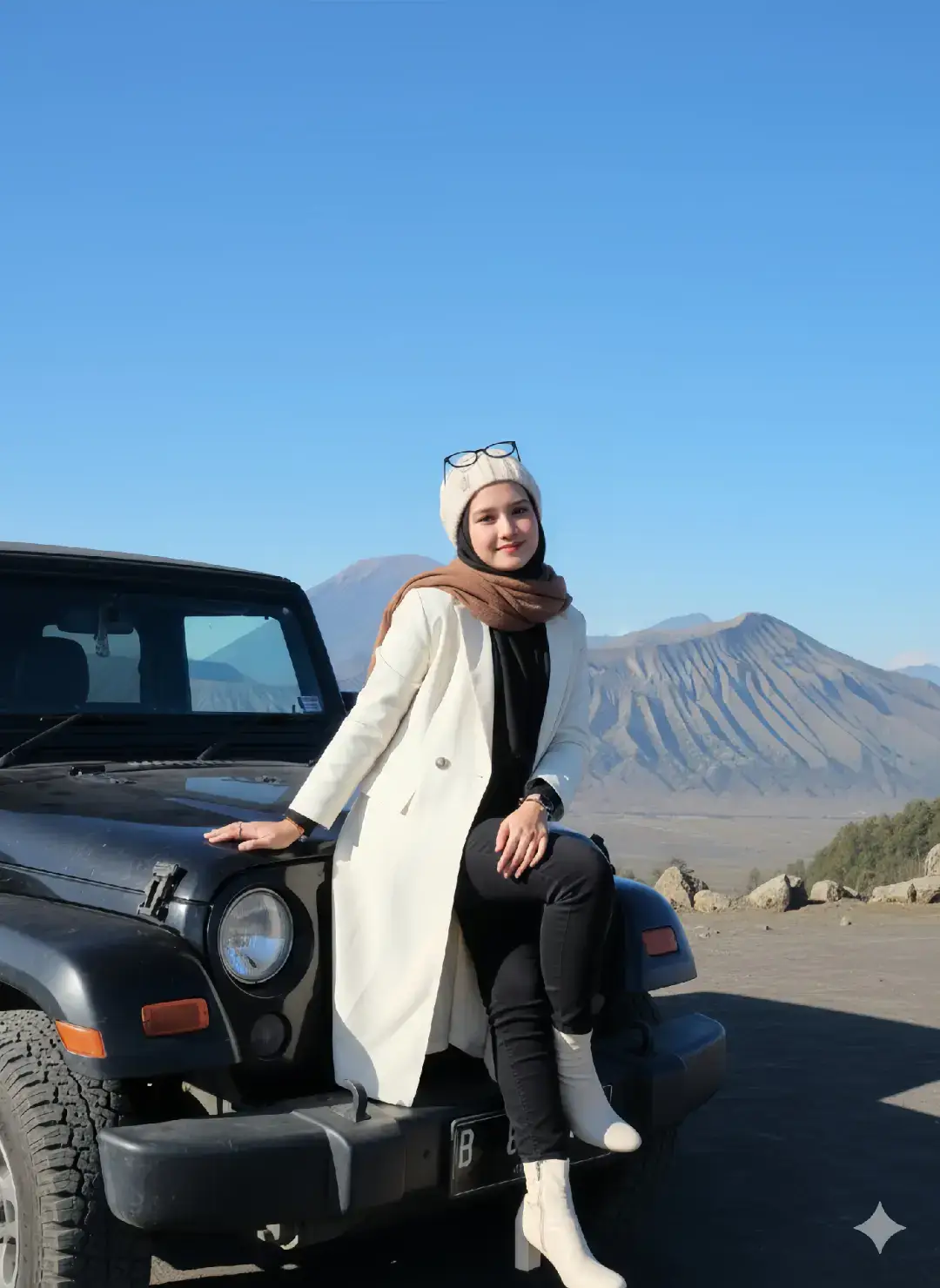please kalean harus coba ini Prompt Gemini 😍😍😭😭 kece habis.  Prompt:  Edit poto menjadi wanita muda yang memiliki wajah dan tubuh yang indah dan cantik, kulit putih kinclong sedang duduk di atas mobil Jeep waena hitam depan kaca mobil berwarna hitam di bromo, dengan pemandangan di yang sangat indah, wanita tersebut memakai blazer korean yang panjang hingga mata kaki  berwarna putih tulang, memakai sepatu boots warnah putih tulang, manset dalam berwarna hitam, dan celana pensil yang berwarna hitam, memakai jilbab yang rapi berwarna hitam, dan memakai kacamata berwarna hitam, memakai syel yang tebal warna coklat, kupluk di kepala berwarna putih tulang dan memiliki asesoris di tangan, dusuk menyamping dengan pose poto yang keren bak poto wanita modern di bromo, wajah seperti menyamping enggel badan seperti menyilangkan satu kaki ke kaki kiri , wajah agak menyamping dan sesikit mengahadap kamera dengan suasana menikmati alam menyamping dan sedikit menghadap kamera dengan tampilan yang memukau dan menawan, satu tangan di atas paha, dan satu tangan di atas mobil susana sedang berbahagia, suasana di terik siang hari yang memantulkan cahaya kemuka agar sensasi poto menjadi keren, jangan merubah wajah asli. Tampakan seluruh badan Ambil poto jangan terlalu  jauh ya,Buat gambar sejernih mungkin dan jangan pecah, reaolusi UHD 32K #gemini #ai #tiktok #bromo #fyppppppppppppppppppppppp 