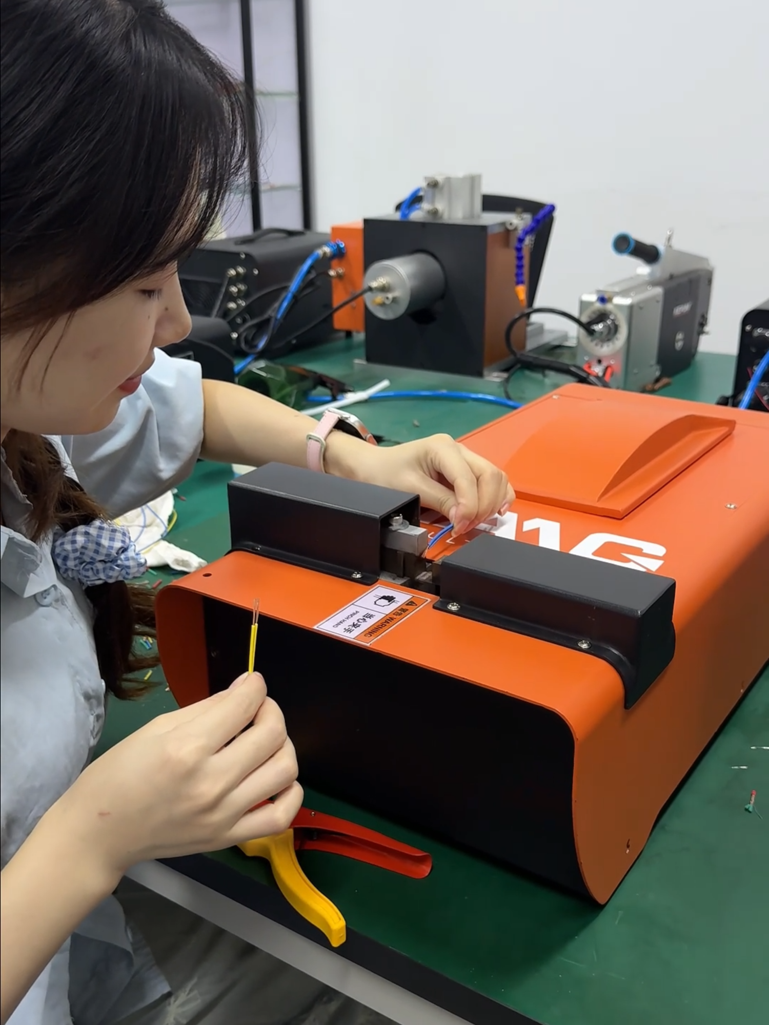 MAAG ultrasonic welding equipment — ultrasonic wire harness welding machine, uses 0.3 square millimeters and 0.5 square millimeters wire harnesses, with two-to-two welding, one-time forming, and no need for any medium addition during the welding process.#Communicationequipment #ultrasonic #Medicaldevices #automotiveindustry #automation #manufacturing #welding #MAAG