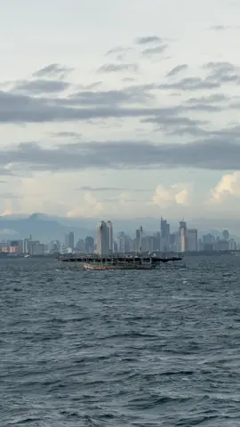 Pemandangan jakarta dari pesisir utara #fisherman #nelayan #nelayanindonesia #bagan #ntbamutiaralaut 