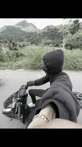 Mưa hối hả xoá đi cái nắng mùa hạ Em vội vã xoá đi tất cả về anh…