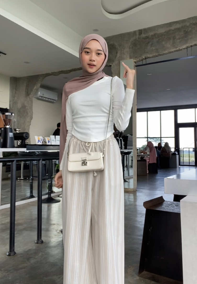 #ootdhijab #outfitideas #stripedpants #linenpants #atasanwanita 