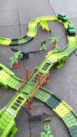 Hai korang, ini Set Litar Kereta Lumba Elektrik DIY. Boleh pasang trek sendiri, bina pemandangan dinosaur & tengok kereta lumba laju-laju! Seronok & bantu anak belajar sambil bermain. #mainananak #mainan #dinosaur #toysforkids #toys 