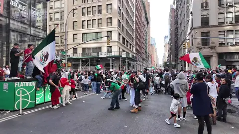 Nueva York se vistió de verde, blanco y rojo con el gran Desfile de la Independencia de México. No solo fueron colores y música, fue el reflejo del amor y la unión de nuestra comunidad migrante, que con el apoyo de diversas organizaciones mexicanas, hicieron posible esta gran fiesta que llevó nuestras raíces al corazón de Manhattan. 🌎 Gracias al esfuerzo de quienes trabajan incansablemente por mantener viva la cultura, hoy recordamos que México no conoce fronteras: vive en cada danza, en cada traje típico, en cada paso lleno de orgullo. 💚🤍❤️ ¡Que viva nuestra gente, que viva nuestra cultura y que viva México en Nueva York! #VivaMéxico #DesfileIndependenciaNY #OrgulloMexicano #ComunidadUnida #MéxicoEnLaGranManzana
