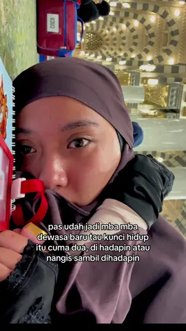 Nangis sambil dihadapin
