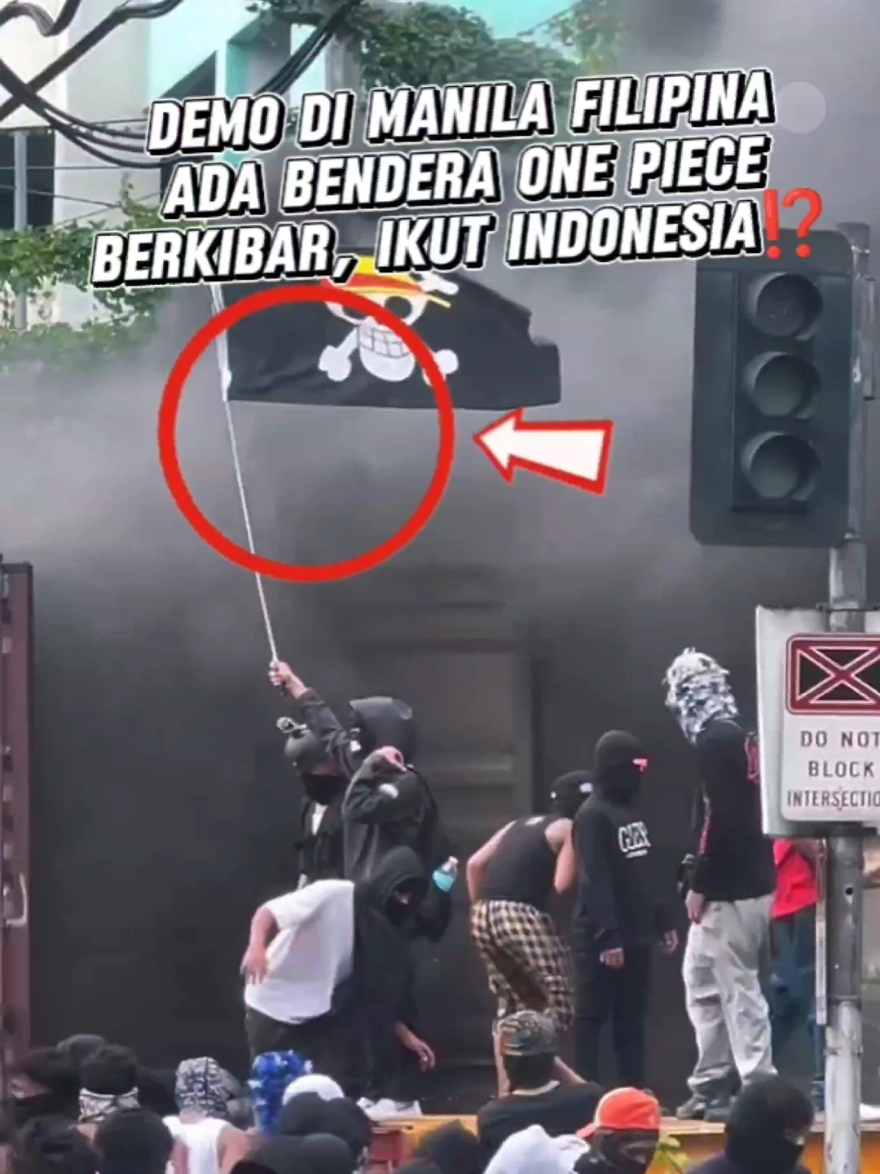 Demo Di Manila Filipina Ada Bendera One Piece Berkibar, Ikut Indonesia ⁉️ Demo Ini Di Sekitar People Power Monument di Metro Manila Demo Ini Dipicu Karena Nilai Proyek Pengendalian Banjir Yang Fantastis Di Duga Korupsi Demonstrasyon sa Maynila, Philippines May One Piece Flag na Lumilipad, Sumali sa Indonesia ⁉️ Ang demo na ito sa paligid ng People Power Monument sa Metro Manila Ang demonstrasyong ito ay na-trigger dahil sa napakagandang halaga ng flood control project na pinaghihinalaang katiwalian Sumber: Politico.com #filipina #manila #demonstration 