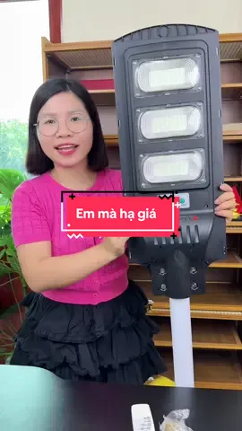 Trả lời @hangxinhtuoi68 Đèn đường liền thể năng lượng mặt trời, chống nước, chống xước, bản pin to dễ lắp đặt, bọc nhựa cao cấp, có khả năng chiếu sáng rộng #hangxinhtuoi #denduongnangluongmattroi 