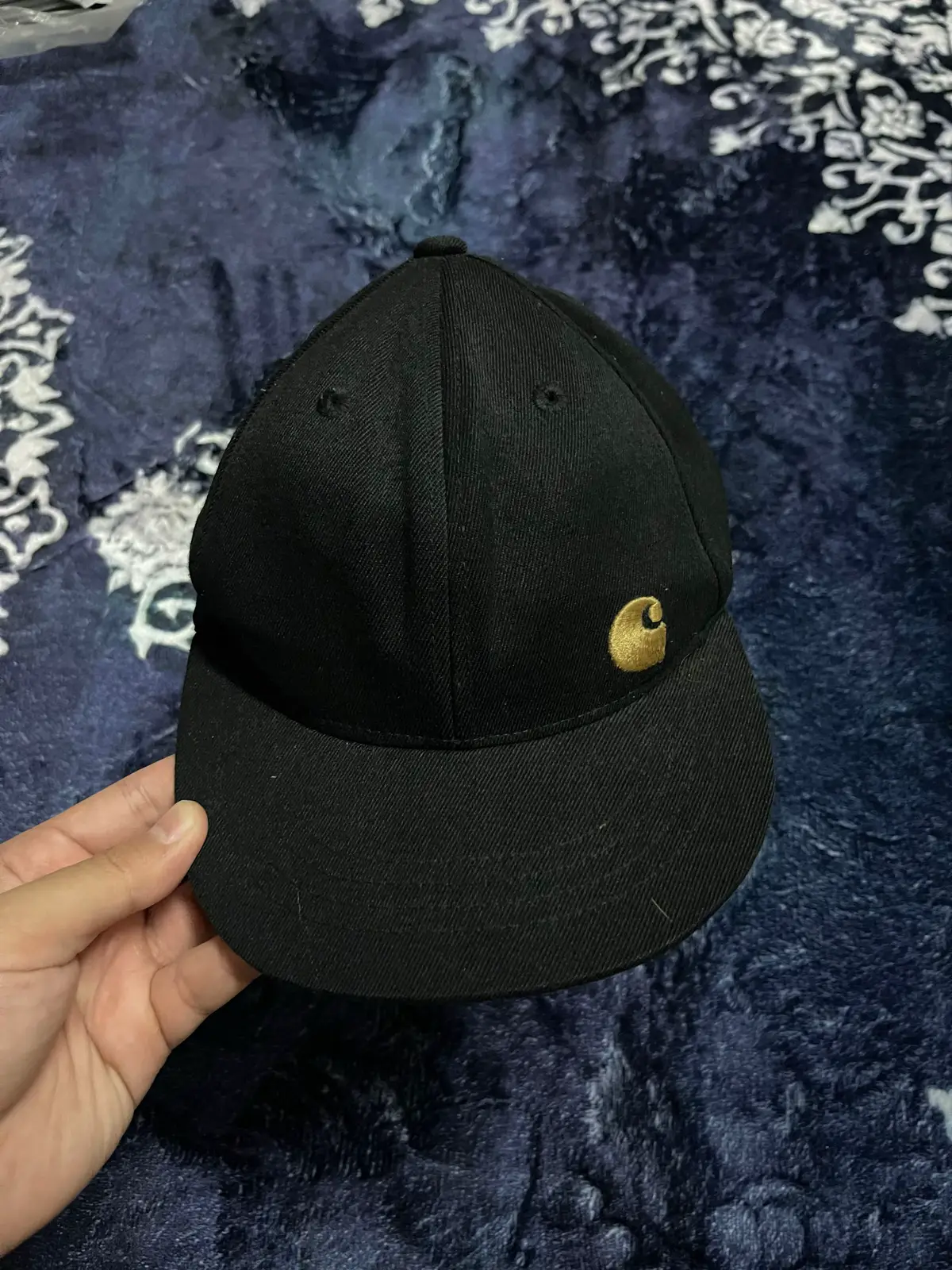 ukuran cap : 35 cm condition 9.9/10 item masih hitam pekat✔️ RM 85 sahaja.💰 #carhartt #cap #bundle #thrift #thriftmin 