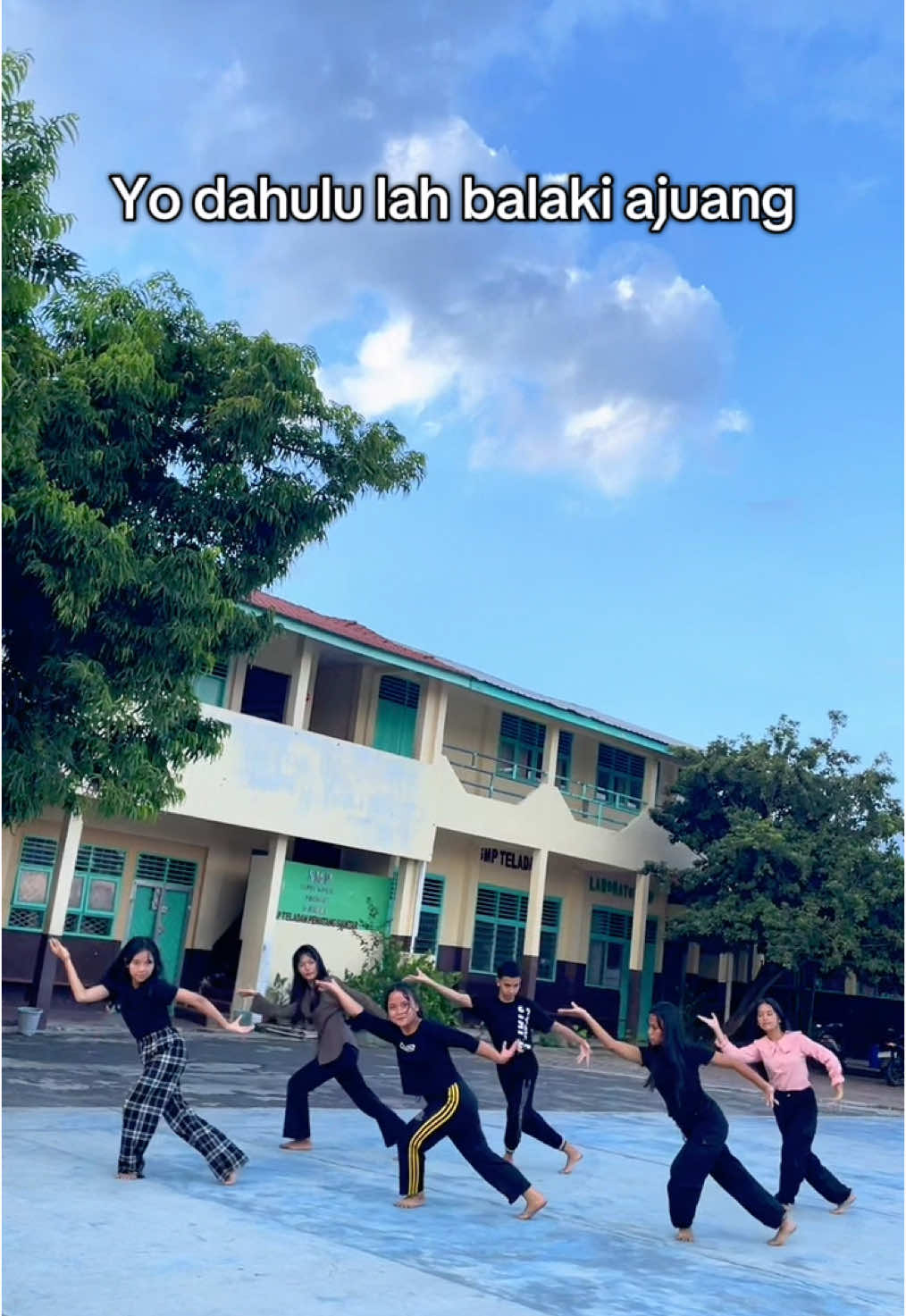 Ngulik lagu lama Batak toba mix sumatera barat #toba #tarismkteladanpematangsiantar #fyppppppppppppppppppppppp #tari #tariindonesia #kece #minang #bataktiktok #bataktoba @tari smk teladan @SMK TELADAN PEMATANGSIANTAR @KESENIAN NUSANTARA 