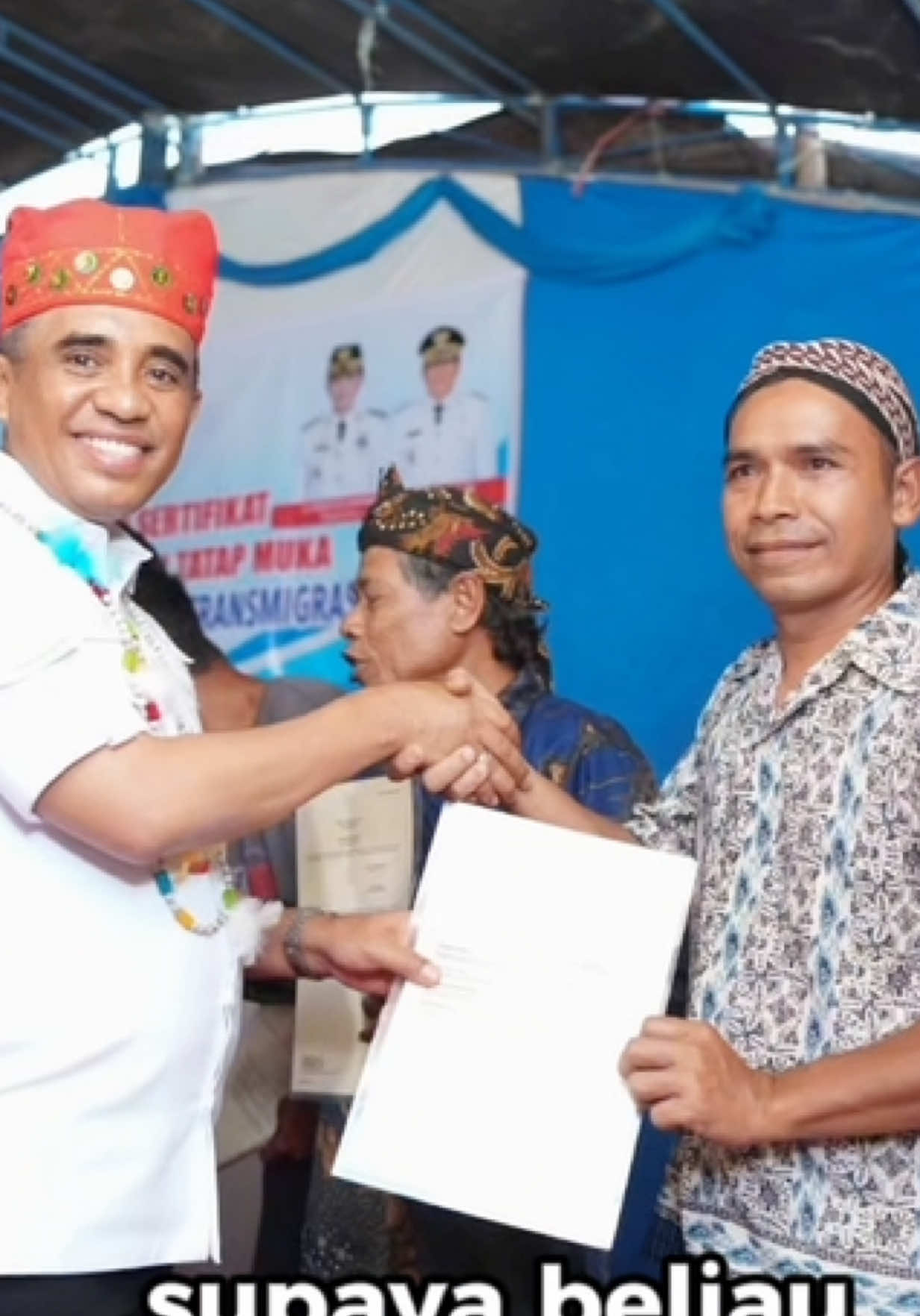 Saya berkesempatan menyerahkan langsung Sertipikat Hak Milik (SHM) kepada warga transmigrasi Desa Kancuu, Kecamatan Pamona Timur, Kabupaten Poso. Setelah lebih dari satu dekade menanti akibat konflik agraria, akhirnya masyarakat bisa bernapas lega dengan kepastian hak atas tanah mereka. Ini adalah wujud nyata keadilan agraria, bukti bahwa pemerintah hadir untuk mendengar dan memastikan hak dasar masyarakat terpenuhi. Semoga kepastian hak ini menjadi titik awal bagi warga Desa Kancuu untuk menata kehidupan yang lebih sejahtera dan bermartabat. #sulteng #sulawesitengah #anwarhafid #poso 