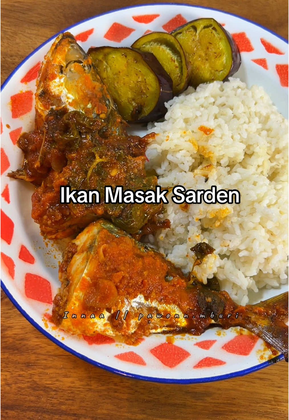 Ikan jangan digoreng terus. Save dulu buat ide masak nanti.  Ikan masak sarden. ✨ Bahan: - 3 sdm minyak goreng - 8 bawang merah - 1 cm jahe - 1 sdm gula - 1 sdt garam Bahan: - 3 tomat - 1/2 sdm cabe bubuk - 2 sdt bawang putih bubuk