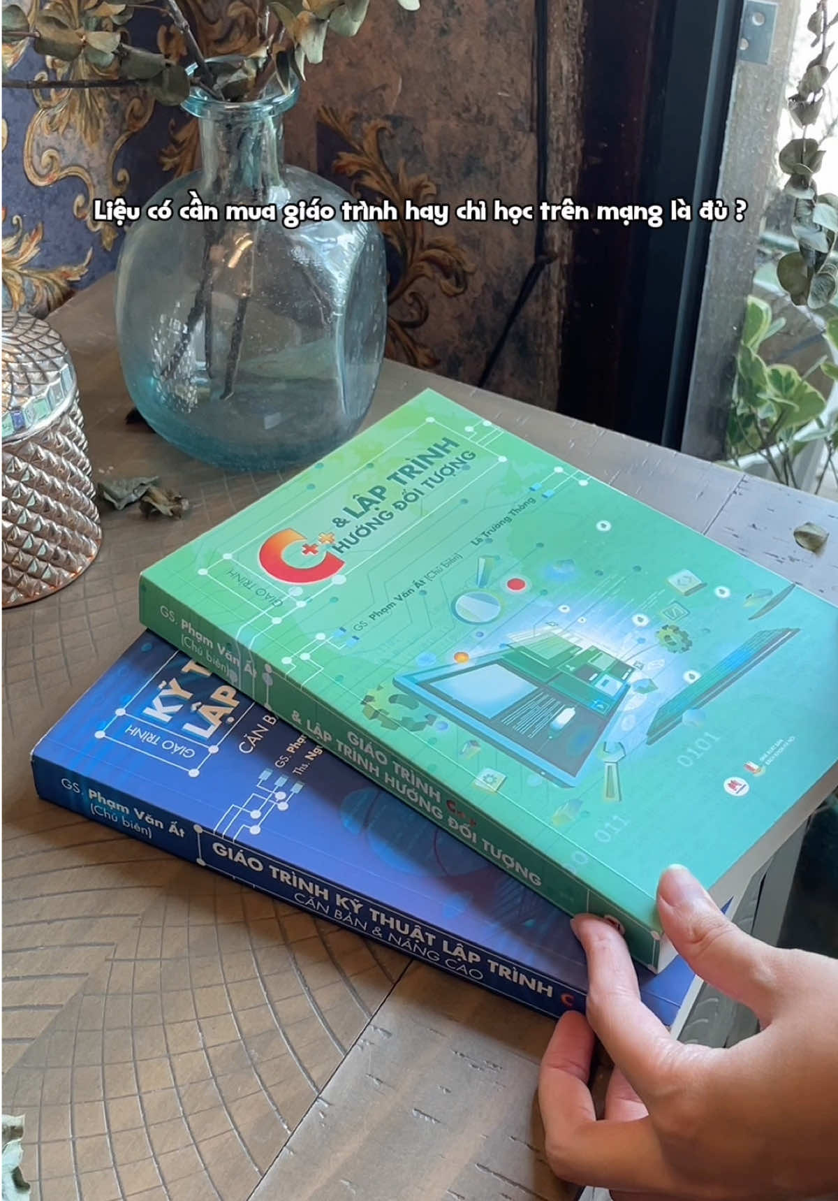 Bộ đôi giáo trình C và C++ không thể thiếu cho các bạn sinh viên công nghệ thông tin ⚙️ #2hbooks #laptrinh #sachhay #LearnOnTikTok #fyp 