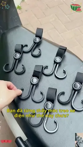 Gắn ngay 2 cái móc treo siêu tiện này lên xe điện đi! Đi chợ hay mua sắm gì cũng tiện hết sức - Đồ đạc cứ thế treo lên, khỏi phải quằn quại tay xách!
