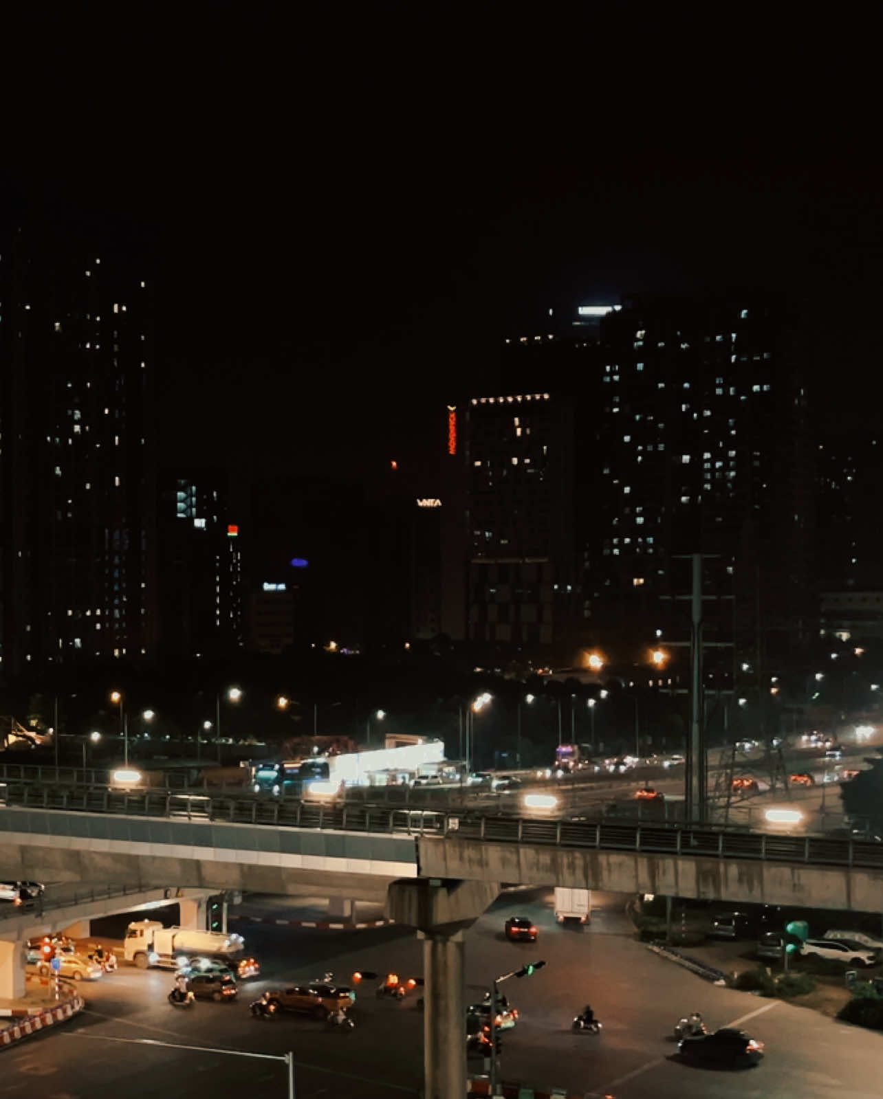 Chúng ta đến với thành phố này với sự say mê, háo hức của tuổi trẻ. Nhưng cuối cùng lại lựa chọn rời đi với tâm hồn của một người từng trải. Bạn ở lại thành phố này vì điều gì? #cafechill #trạmcoffee #langthanghanoi #xh 