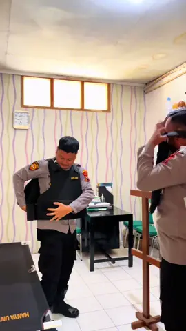 Anggota Polsek Ngemplak Boyolali Gelar Simulasi Sistem Pengamanan Mako (Sispammako) Ngemplak, (22/09/2025)- Anggota Polsek Ngemplak Boyolali menggelar simulasi Sistem Pengamanan Mako (Sispamako) untuk meningkatkan kesiapsiagaan dan kemampuan dalam menghadapi potensi ancaman keamanan di kantor polisi. Simulasi ini melibatkan seluruh anggota Polsek Ngemplak Boyolali dan dipimpin langsung oleh Kapolsek Ngemplak AKP Widarto, Mereka melakukan latihan pengamanan markas komando (mako) dari berbagai ancaman, seperti penyerangan dan penyusupan. AKP Widarto Kapolsek Ngemplak berkata, Tujuan dari simulasi Sispamako adalah untuk meningkatkan kemampuan dan kesiapsiagaan anggota Polsek Ngemplak Boyolali dalam menghadapi situasi darurat dan ancaman keamanan. Dengan demikian, mereka dapat memberikan perlindungan yang optimal kepada masyarakat dan menjaga keamanan di wilayah Ngemplak Boyolali. Beliau  juga menambahkan, Simulasi Sispamako ini diharapkan dapat meningkatkan kemampuan dan kesiapsiagaan anggota Polsek Ngemplak Boyolali dalam menghadapi situasi darurat dan ancaman keamanan. Dengan demikian, mereka dapat memberikan pelayanan yang lebih baik kepada masyarakat dan menjaga keamanan di wilayah Ngemplak Boyolali. Polsek Ngemplak berkomitmen untuk terus meningkatkan kemampuan dan kesiapsiagaan dalam menghadapi situasi darurat dan ancaman keamanan. Dengan demikian, mereka dapat memberikan perlindungan yang optimal kepada masyarakat dan menjaga keamanan di wilayah Ngemplak Boyolali. #humaspolresboyolali #polisihumanis #polresboyolali #Polsekngemplakboyolali #polisipelayanmasyarakat     @polresboyolali @humas_poldajateng  