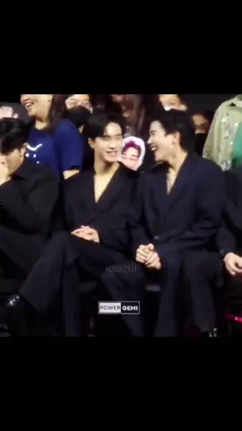 Vậy đó mà hai đứa sáp lại giỡn hoài… còn bị đồn không thân thiết chỉ là là quan hệ đồng nghiệp thui 😃 nên gáng chịu đựng hoà nhã với nhau #gemini_nt #fourthnattawat #geminifourth 