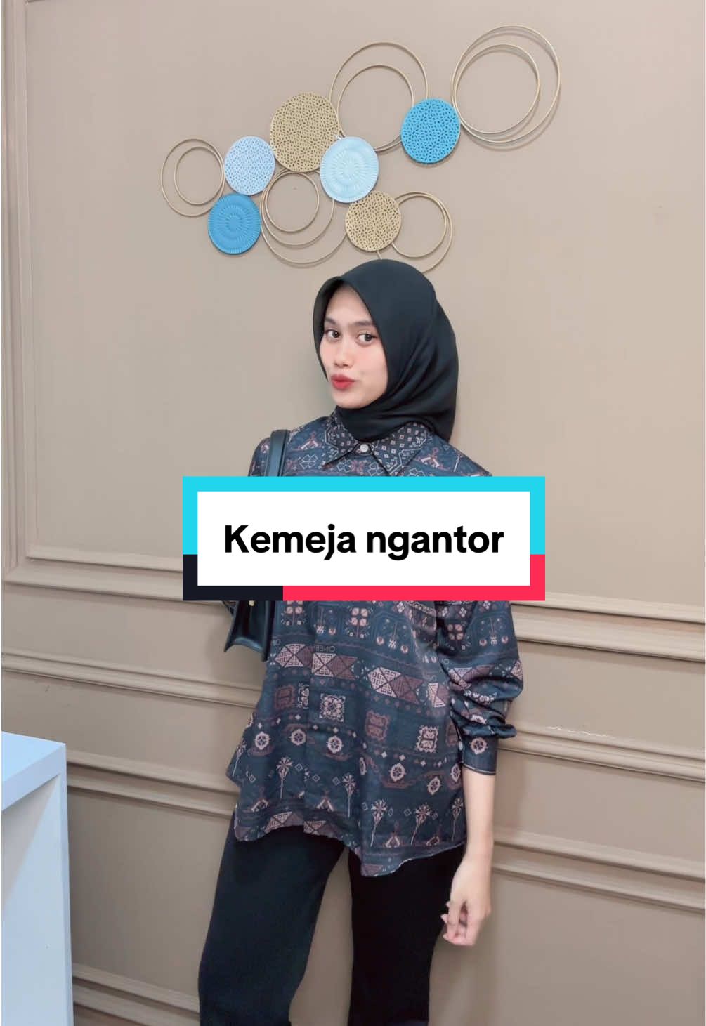 Outfit ngantor hari ini, pakai kemeja dari onebrand, motifnya selalu mewah🤩#fypage #ootdhijab #outfitideas 