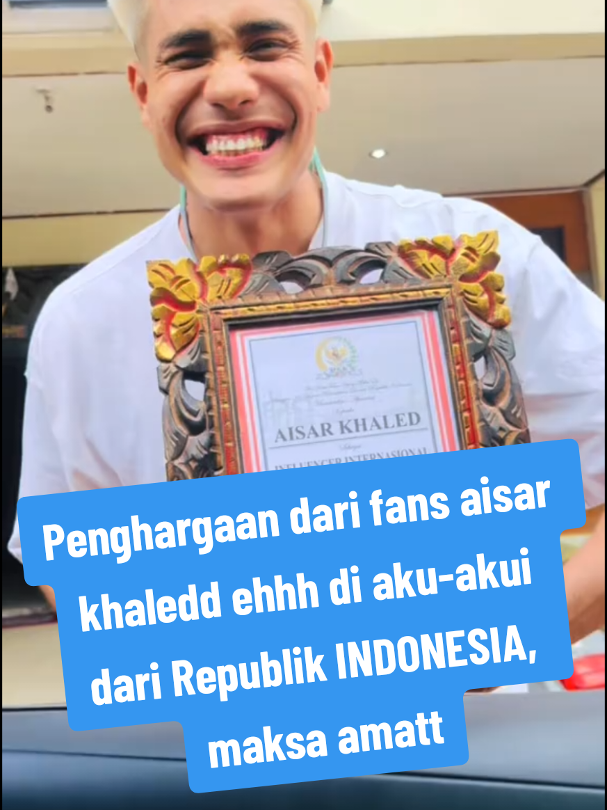 Penghargaan kepada warga negara asing hanya diberikan oleh Presiden Republik INDONESIA dan itu melibatkan penasehat seperti Dewan Gelar, Tanda Jasa dan Tanda Kehormatan. Dan dalam pemberian penghargaan itu ada prosesnya seperti pengusulan, penilaian dan pemberian. Tidak ada tuh awalnya di kritik kemudian tiba-tiba esoknya diberikan penghargaan secara sepihak oleh anggota DPD yang pernah dipecat oleh Presiden INDONESIA. Dan warga negara asing yang menerima penghargaan harus memenuhi kriteria umum saperti berjasa bagi INDONESIA, punya integritas moral, punya kesetiaan terhadap INDONESIA Dan hal ini ada Dasar Hukumnya yang tertuang di dalam Undang-Undang No.20 tahun 2009 dan juga Peraturan Pemerintah (PP) No.30 tahun 2010. Jadi kepada aisar khaledd jangan ngaku-ngaku dapat penghargaan dari REPUBLIK INDONESIA karena mewakili Bali saja juga TIDAK.  Karena penghargaan yang loe terima jelas loe sendiri tahu bahwa itu adalah penghargaan dari fansmu yaitu tante siti fatimah yang kecintaan banget pada loe sehingga si tante meminta aryawedakarna memberikanmya kepada loe demi menyenangkan hati loe yang tidak terima Verrell Fuji mendapatkan penghargaan BEST COUPLE 2025 dari SCTV. #Fuji #Verfu #aisarkhaledd #fypage #fyp  @NILUHDJELANTIK  @AisarSultanMalaysia  @AisarKhaledd 