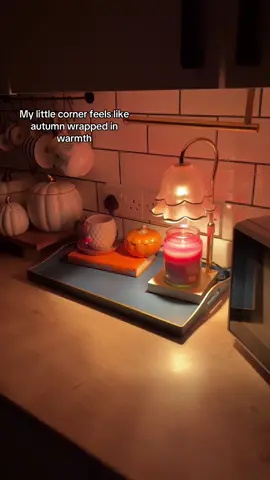 #CozyKitchen #AutumnVibes #HomeDecorInspo #WarmAndCozy Cozy little warm vibe loving the glow 