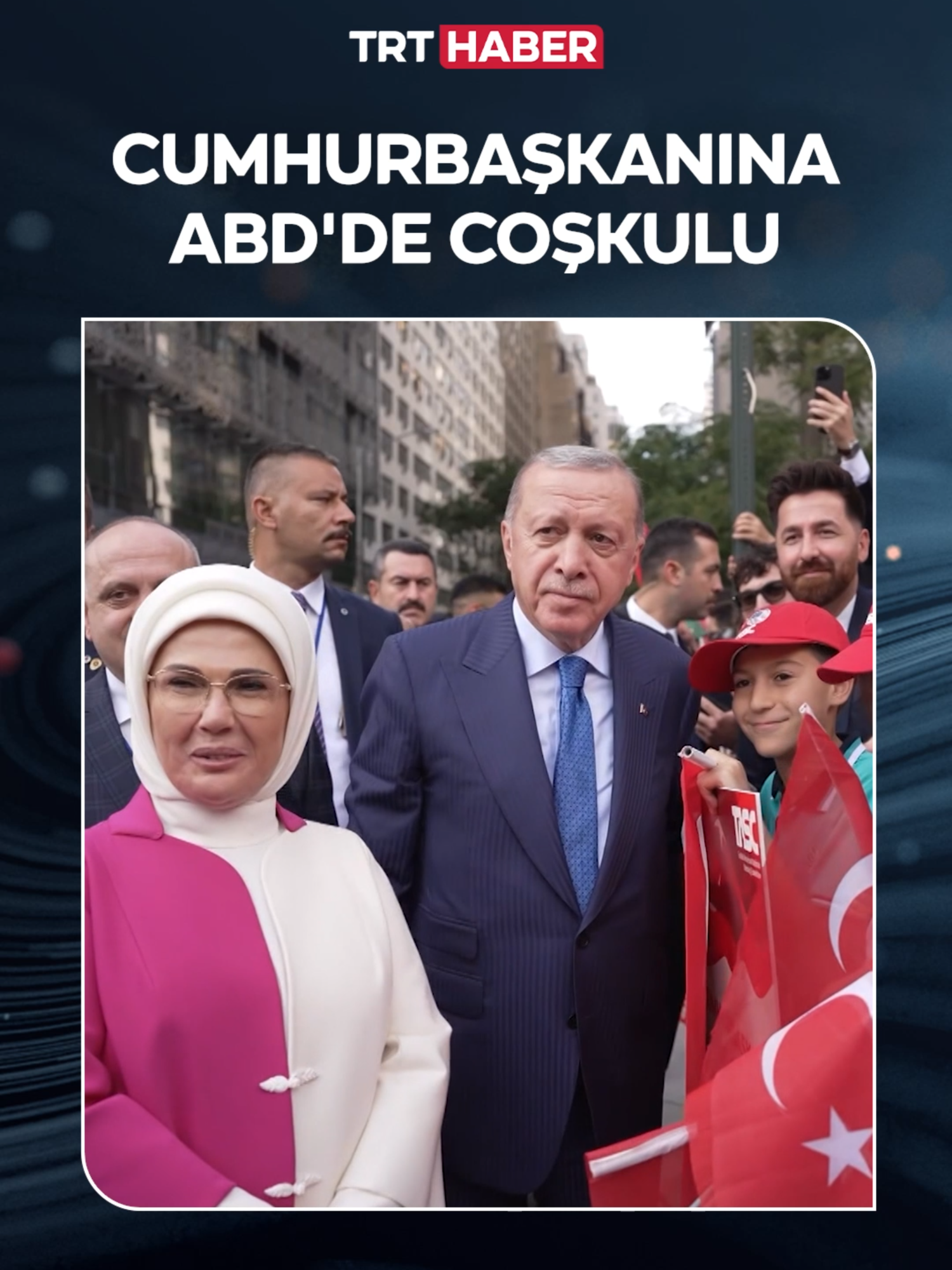 New York'taki Türkevi'nde hem Türk vatandaşları hem de yabancılar, Cumhurbaşkanı Erdoğan'ı ilgiyle karşıladı. 🔹