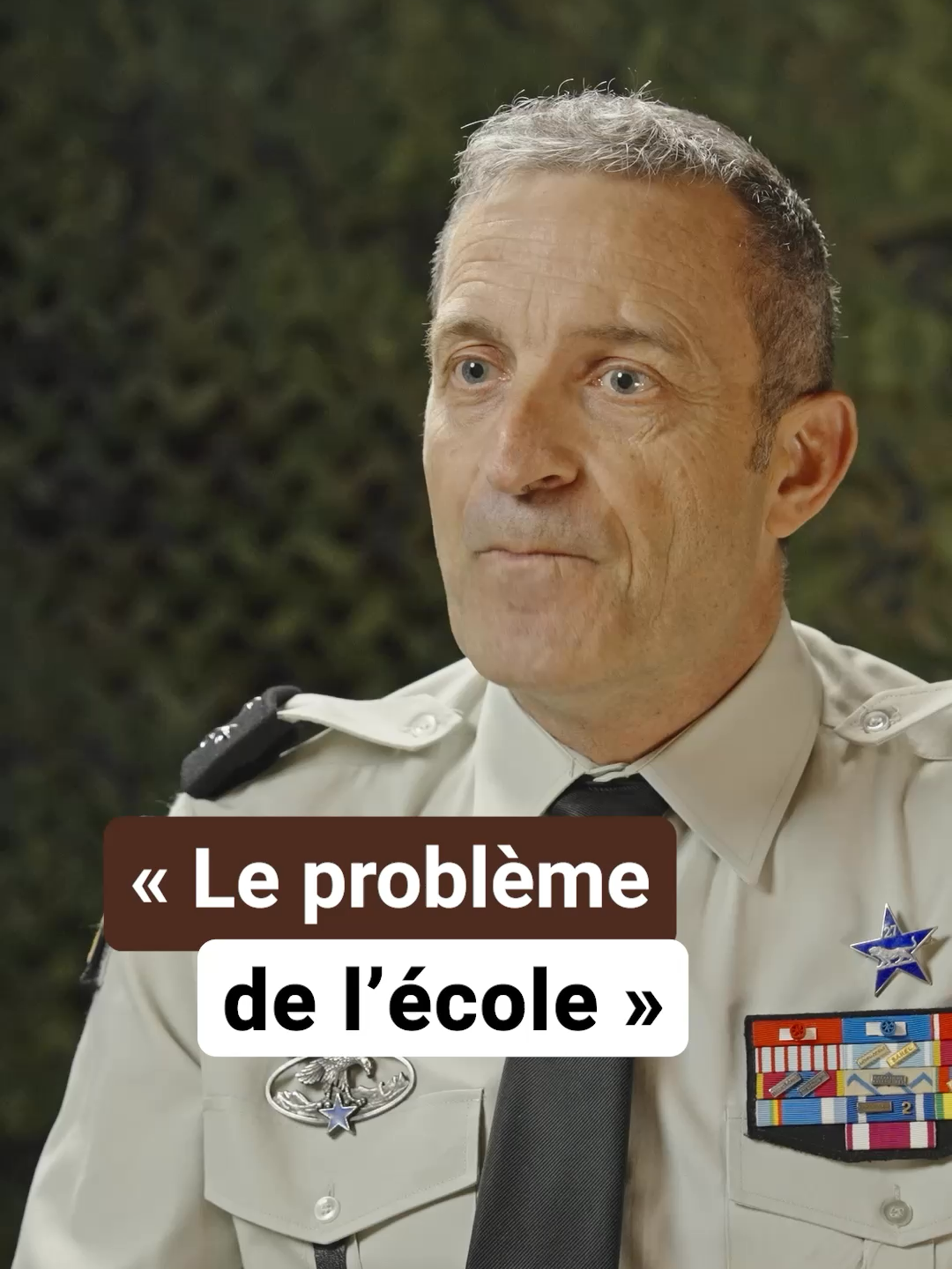 Armée 🪖 vs Diplômes 🎓 : quelle est la meilleure école de la vie ?  Selon l'IRSEM, les jeunes de 15-25 ans font plus confiance à l'armée qu'à l'école. Le général Givre m'a expliqué pourquoi. À la tête de la direction du service national, il dresse une comparaison cash entre deux institutions au service de la jeunesse : école vs armée.   Pourquoi l'armée suscite-t-elle la confiance ? Comment rattrape-t-elle des jeunes en difficulté ?  On en parle dans cette version courte du podcast Quartier Libre. 🎥 L'épisode entier est à retrouver sur ma homepage ou sur l'armée de terre recrute.   ——— LE PODCAST QUARTIER LIBRE———  :    Sur youtube, beaucoup de civils interrogent des soldats…  Et si on inversait les rôles ?  Dans Quartier Libre, je pose des questions à des leaders civils & militaires sur :  Leur expérience de crise Leur métier Leur vision du commandement & leadership   ——— OÙ———  :  Ma home page ou celle de l'armée de terre recrute.    ——— QUAND———  :   Toutes les deux semaines   ——— QUI———  :   Je suis officier de Légion étrangère. Vous pouvez me contacter sur mes réseaux sociaux, pour me proposer des invités ou des questions à leur poser.    #Armée #soldat #leadership #école #management