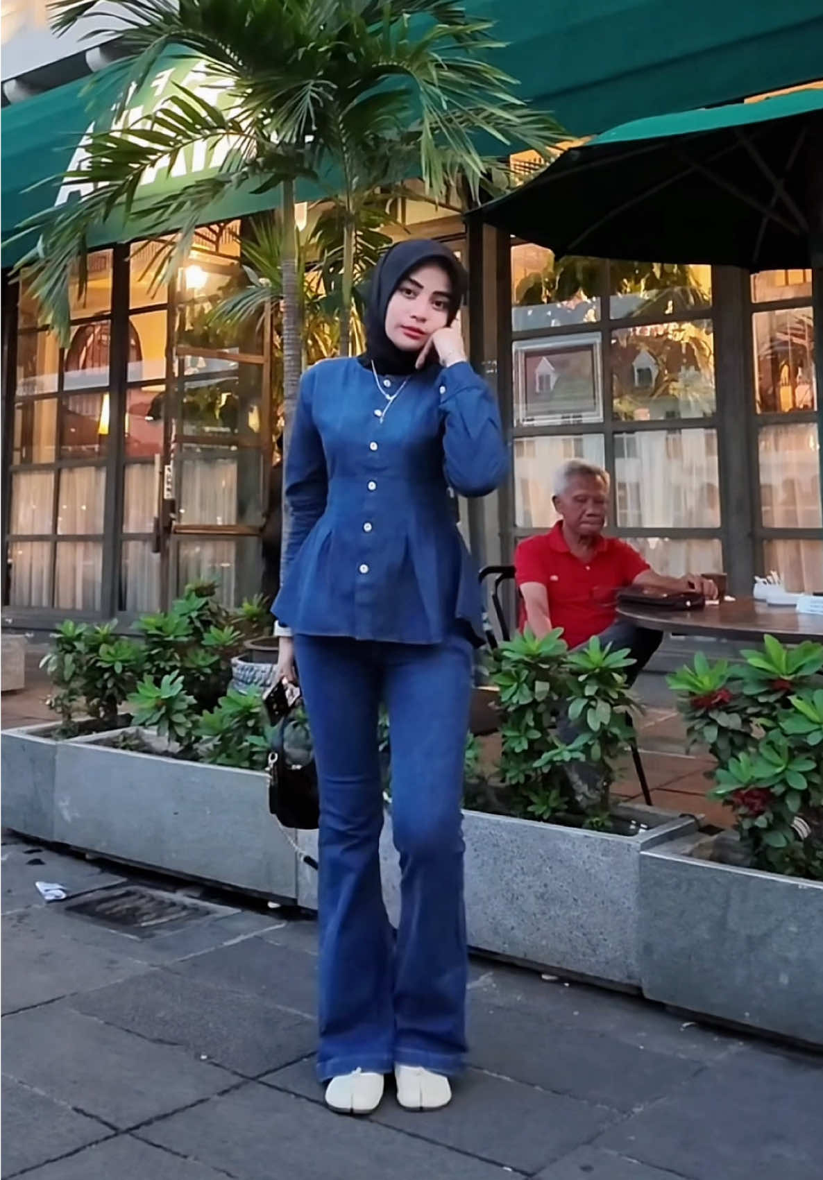 Tempat destinasi pertama foto2 di cafe batavia menginjakkan kaki ke jakarta , dan datang kesini lagi setelah menikah dan punya anak . Ternyataa menetap dijakarta karena jodoh ku dikota ini🤍