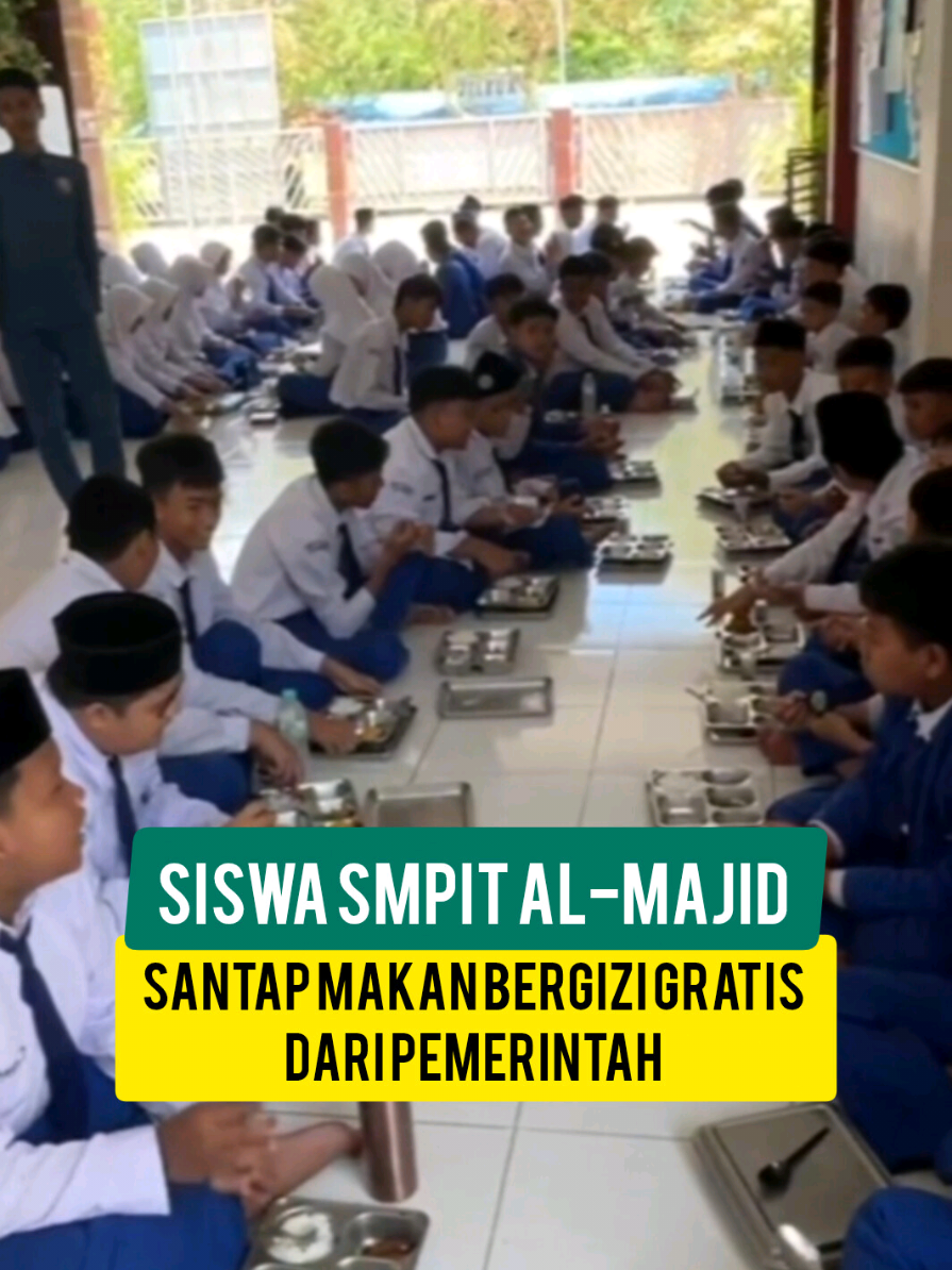 Perdana siswa SMP IT Al-Majid Subang menikmati program Makan Bergizi Gratis (MBG) dari Pemerintah, Senin (22/9/2025). Anak-anak tampak gembira dan lahap menyantap hidangan bergizi yang sudah disediakan. Pada hari pertama, menu yang tersaji adalah jeruk segar, nasi hangat, sosis teriyaki, tumis wortel dan buncis, serta susu. Suasana ruang makan sekolah penuh keceriaan ketika para siswa menikmati santapan yang disajikan dengan tertib. Program MBG sendiri merupakan salah satu program prioritas pemerintah yang digulirkan untuk meningkatkan asupan gizi anak sekolah, mencegah stunting, serta membentuk generasi sehat dan cerdas.