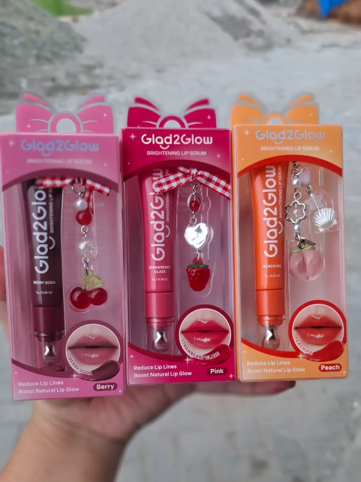 ready di Lollipop Kosmetik  Manfaat Utama Glad2Glow Lip Serum: Melembapkan dan Mengunci Kelembapan:  Kandungan Squalane dan Shea Butter membantu menjaga kelembapan bibir agar tidak kering dan pecah-pecah.  Melembutkan Bibir:  Vitamin E dalam serum membantu menutrisi dan melembutkan permukaan bibir, menjadikannya lebih halus.  Menutrisi Bibir:  Berbagai ekstrak buah seperti strawberry (Fragaria Ananassa Fruit Juice) dan blackberry (Rubus Fruticosus Fruit Extract) serta kandungan nutrisi lain memberikan nutrisi penting untuk bibir.  Mencerahkan Bibir:  Penggunaan secara teratur membantu bibir tampak lebih cerah dan tidak kusam.  Menjaga Kesehatan Bibir:  Kombinasi bahan aktifnya menutrisi dan melindungi bibir, menjadikannya lebih sehat dan kenyal.  #lollipopkosmetik #grosirkosmetiktermurahmedan #tokokosmetikmedan #lipserumglad2glow #g2glipserumterbaru 