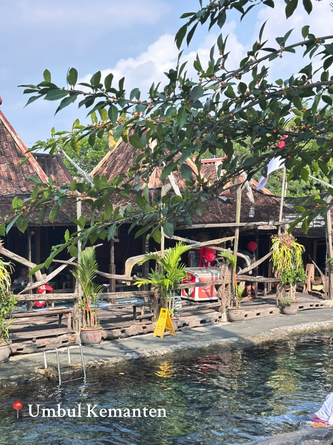 Salah satu umbul yang ada di Klaten yang punya view secakep ini 🥹 Wajib cobain mlipir dulu dari hiruk pikuk kehidupan biar kita tetap sehat 🤩 Tempatnya syahdu apalagi renang dijam sore behhhhh cakep banget viewnyaa🍃👌🏻 💸htm: 10k/orang #fyp #umbulkemantenklaten #umbul #klaten 