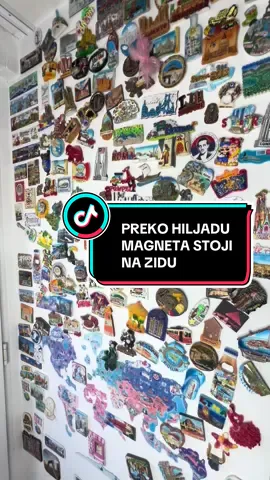 KAKO MAGNETI STOJE NA ZIDU???? Ovo je jedno od najčešćih putovanja u mom inbox-u 😎 znate da smo često na putu a sa svake destinacije vratimo se sa bar 20 novih magneta. Stavljali smo ih na frižider pa je ponestalo mesta ☺️ onda sam kupila ogromnu magnetnu tablu pa smo i nju napunili 😅  Stavili smo ih i na ulazna vrata i došli smo do toga da više nemamo gde da kačimo naše magnete pa sam napravila MAGNETNI ZID! Sve što vam treba za ovaj zid je magnetna boja iz @roma_company Nanosi se u dva do tri sloja kako bi magneti stajali na zidu a preko magnetne boje možete da prekrečite nijansom koja vam se uklapa u enterijer stana. Ja sam naš zid ofarbala pre 5 godina a sada sam rešila da ofarbam još jedan (trenutno je akcija u @roma_company na magnetnu boju tako da nešto i uštedeh 😉). Sad svaki magnet nosi priču  o mestima gde smo bili i o onima o kojima tek sanjamo. Kada deca krenu da skidaju i biraju omiljene, razgovori postaju prava mala putovanja kroz sećanja. Da li i vi skupljate magnete sa putovanja? #magnetnizid #magnetisaputovanja #magnetnatabla 