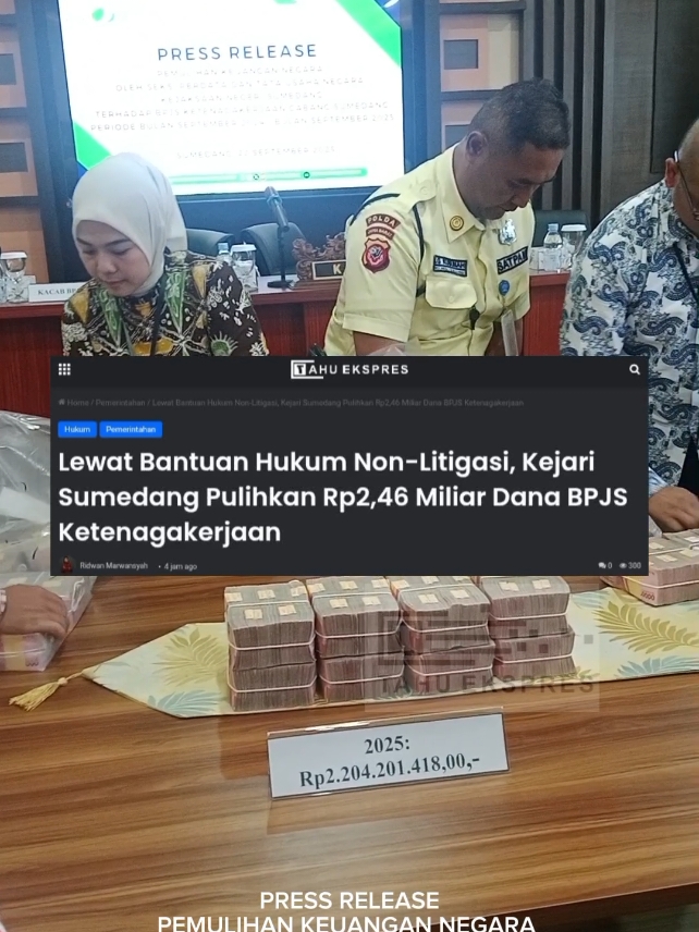 Lewat Bantuan Hukum Non-Litigasi, Kejari Sumedang Pulihkan Rp2,46 Miliar Dana BPJS Ketenagakerjaan #Sumedang – Kejaksaan Negeri (Kejari) Sumedang berhasil melakukan pemulihan keuangan negara terhadap BPJS Ketenagakerjaan Cabang Sumedang periode bulan September 2024 sampai dengan 2025. Total yang dipulihkan pada tahun 2025 senilai Rp2.204.201.418 dan pada 2024 senilai Rp259.510.437. Kepala Kejaksaan Negeri Sumedang, Adi Purnama mengatakan, pemulihan dilakukan melalui upaya bantuan hukum non-litigasi dan pendampingan hukum. “Dalam upaya mengharmonisasikan kembali terhadap, apa namanya, dalam sektor ketenagakerjaan, bidang BPJS yang kita berikan bantuan non-litigasi dan pendampingan hukum terhadap BPJS sehingga yang tadinya ada tunggakan-tunggakan ke BPJS terhadap badan hukum dan lain-lain sehingga setelah dilakukan bantuan hukum non-litigasi dan pendampingan hukum, ya inilah hasilnya yang kita bisa lihat tahun 2025 dan ini kemarin 2024, setelah 9 September,” ujar Kajari Adi Purnama saat jumpa pers di Kantor Kejaksaan Negeri Sumedang, Senin (22/9/2025).  Lebih lanjut, Adi menyebut pihaknya tidak mempermasalahkan alasan penunggakan yang dilakukan. “Kita juga tidak mendalami apa menunggaknya disengaja atau tidak disengaja. Yang penting, kan ada itikad baik, ya kan, agar sektor ketenagakerjaan dari BPJS ini pulih kembali, yang merupakan penyelamatan keuangan negara,” katanya. Adi menjelaskan, sebagian besar perusahaan memang mengalami penunggakan. Namun setelah dilakukan pendampingan hukum, Kejari memanggil pihak terkait untuk diharmonisasikan. “Jadi, rata-rata semua menunggak ya, kemudian kita setelah lakukan bantuan dan pendampingan hukum BPJS, kita panggil, kita harmonisasi terhadap pihak-pihak menunggak tadi,” ungkapnya. Ia menegaskan bahwa kepatuhan terhadap pembayaran iuran BPJS adalah kewajiban hukum yang harus ditaati perusahaan. “Ini kan sama kayak sektor pajak dan lain-lain ya tentunya kita sebagai warga negara yang baik, mendukung dan taat terhadap asas peraturan perundang-undangan apabila kita berani bersektor membuka perusahaan, tentunya harus taat juga terhadap perundang-undangan, terutama dalam sektor yang sudah ditetapkan oleh undang-undang mengenai BPJS Ketenagakerjaan ini,” tuturnya. Adi menambahkan, Kejari akan terus melakukan pemanggilan apabila masih ada perusahaan yang mengalami tunggakan. “Kalau ada dari BPJS-nya ada yang melakukan tunggakan lagi atau susah melakukan pembayaran dan lain-lain, kita lakukan pemanggilan untuk diharmonisasikan kembali permasalahannya di mana sih, sehingga bisa menunggak, karena kalau sengaja dilakukan penunggakan, sengaja tidak dilakukan pembayaran, maka itu kan bertentangan dengan hukum ya,” tegas Adi. Sementara itu di tempat yang sama, Kepala BPJS Ketenagakerjaan Cabang Sumedang, Haryani Rotua Melasari menegaskan pentingnya kepatuhan membayar iuran BPJS karena menyangkut hak tenaga kerja. “Karena di sini ada hak tenaga kerja ya, jaminan hari tua, kecelakaan kerja maupun kematian. Agar tidak menghalangi atau mengurangi manfaat yang didapatkan oleh tenaga kerja, seperti yang Pak Kajari sampaikan, hendaknya seluruh peraturan perundangan terhadap ketenagakerjaan itu diikuti dengan seksama,” kata Haryani. Ia menekankan agar perusahaan tidak lagi menunda pembayaran iuran. “Tidak ada lagi menunggak iuran, tidak ada lagi menunda untuk membayar iuran,” tegasnya.