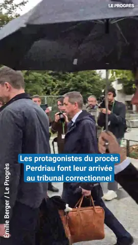 🔴 Procès Perdriau : ce matin, dès 8h30, les protagonistes de l’affaire ont fait leur arrivée au tribunal correctionnel À 9h42, la présidente du tribunal a ouvert la séance. Suivez la première journée de procès en direct sur notre site. 🎥 Émilie Berger & Pierre-Louis Vidal #politique #proces #justice #loire #Sinformersurtiktok