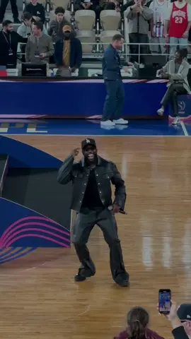 Le showcase de Tayc pour la Supercoupe de basket à Roland Garros 🏀🫦 #tayc #rolandgarros #basket #supercoupe #taykee @T A Y C 🤍 