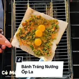 🔥 BÁNH TRÁNG NƯỚNG ỐP LA🔥 17h chiều nay, bếp Cỏ Mây bắt đầu “đốt lửa” với món Bánh tráng nướng ốp la 🥚.  • Lớp bánh tráng mỏng giòn tan, nướng trên than hồng nghe “rốp rốp” cực đã tai.  • Trứng ốp la vàng ươm nằm ngay ngắn trên mặt bánh, vừa béo vừa bùi, nhìn thôi là muốn cắn liền.  • Rắc thêm hành phi, tóp mỡ giòn rụm, chà bông, tương ớt cay cay… tất cả hòa quyện thành hương vị vừa quen vừa mới, ăn là ghiền.  • Món ăn chơi nhưng lại khiến ai cũng “say nắng”, vừa cắn vừa xuýt xoa: “Sao mà ngon dữ vậy trời!” 🤤 👉 Chốt đơn ngay kẻo lỡ kèo hot. Chiều nay ghé Cỏ Mây làm một chiếc cho ấm bụng, chill tới nóc luôn! 📍 Cỏ Mây Coffee & Tea, 608 Nguyễn Huệ, P. Phú Lợi, TP. Cần Thơ (P.1 - Sóc Trăng) 📲 ShopeeFood, VILL hoặc liên hệ 0948 706 309 #comaycoffeetea #BanhTrangNuong #OpLa #ChieuThuSocTrang #QuanChill
