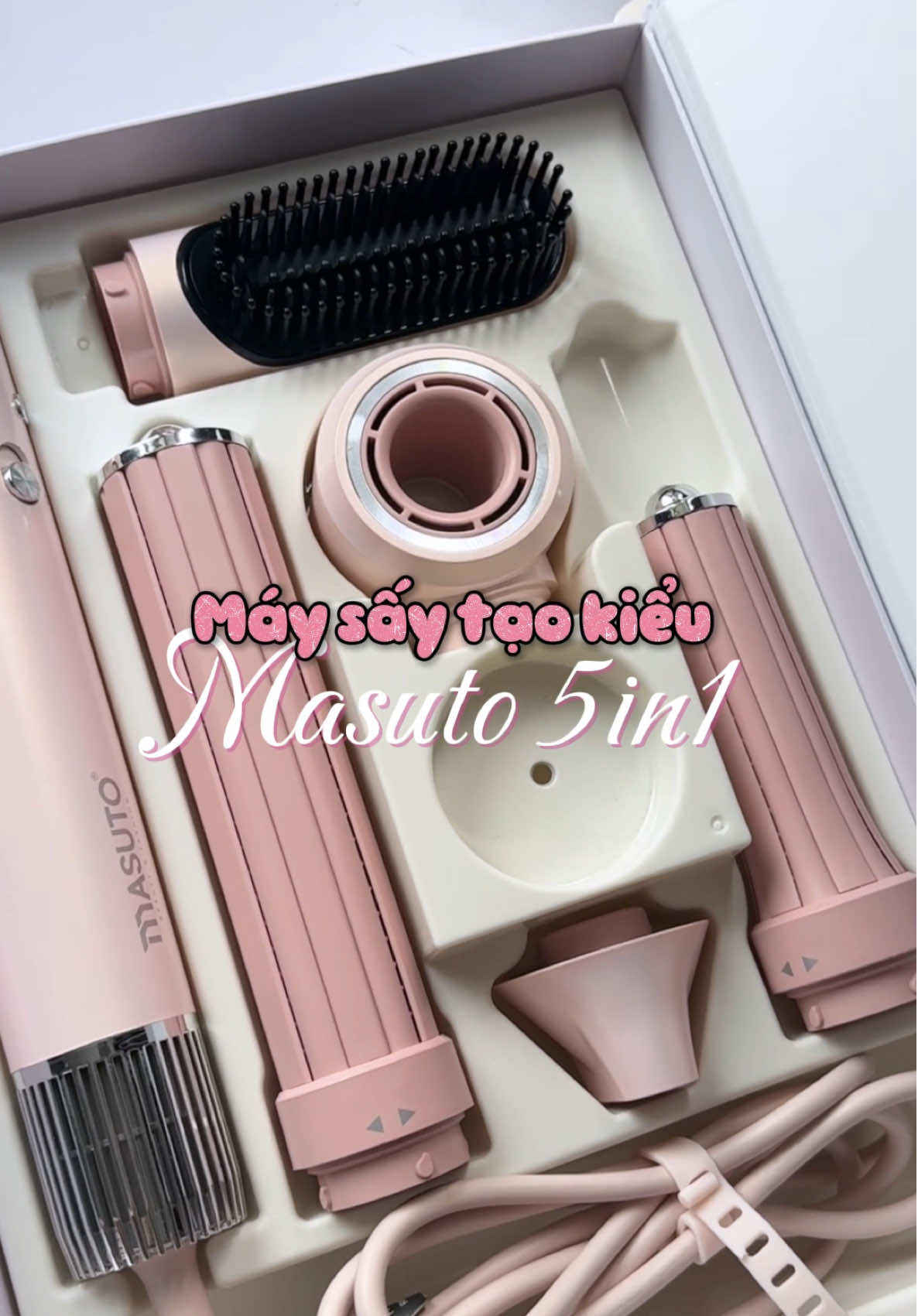 Bỏ hơn 1 củ mua máy sấy uốn thì phải “bắt” nó làm đủ trò cho tôi chứ 😎 ✅ Vừa sấy, vừa uốn, vừa duỗi… tất cả gói gọn trong 1 em 5in1 Masuto 💕 Ở nhà thôi cũng đẹp như vừa bước ra salon! 👉 Thử ngay kẻo lỡ! #masuto #maysay5in1 #maytaokieu #lamdepdongian #tocdepmoi 