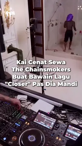 Mandi dengerin lagu dari speaker ❌ Mandi dengerin lagu langsung dari DJ-nya ✅ The Chainsmokers biasanya main di festival raksasa kayak Coachella, Tomorrowland, atau Ultra. Tapi kali ini, mereka malah jadi DJ pribadi Kai Cenat di kamar mandi. Alex Pall dan Drew Taggart muncul di Mafiathon 3 (marathon stream milik Kai Cenat) dan muterin set berdurasi sekitar 30 menit sedangkan Kai Cenat asik mandi. Kai Cenat sendiri dikenal suka bikin kejutan di setiap stream marathonnya. Tapi sedikit orang yang menduga bakal ada pemenang Grammy nongol bawa turntable di kamar mandi.  Buat The Chainsmokers, ini bukan sekadar gimmick. Duo ini memang terkenal fleksibel dan doyan bereksperimen: dari residensi Las Vegas, pop-up gig random, sampai di kamar mandi Kai Cenat. Kira-kira biayanya berapa ya?